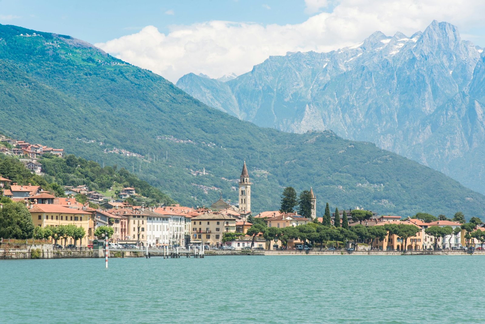 Lago di Como con il centro storico sullo sfondo
